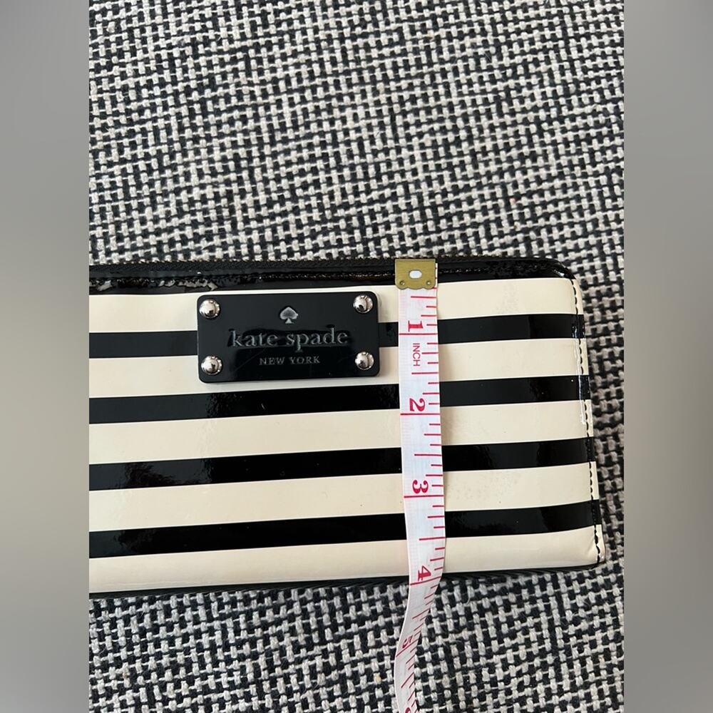 Kate Spade black and white striped patent leather wallet long zip top preppy - Picture 7 of 8